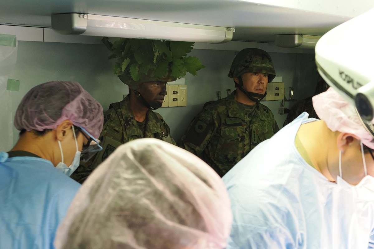 11b_na_jgsdf's tweet photo. 9月22日、オリエント・シールド26の訓練状況について、陸上幕僚長の視察を受けました。
#防衛省 #陸自 #自衛隊 #orientshield #OS26 #日米豪共同 https://t.co/25LpIZw652