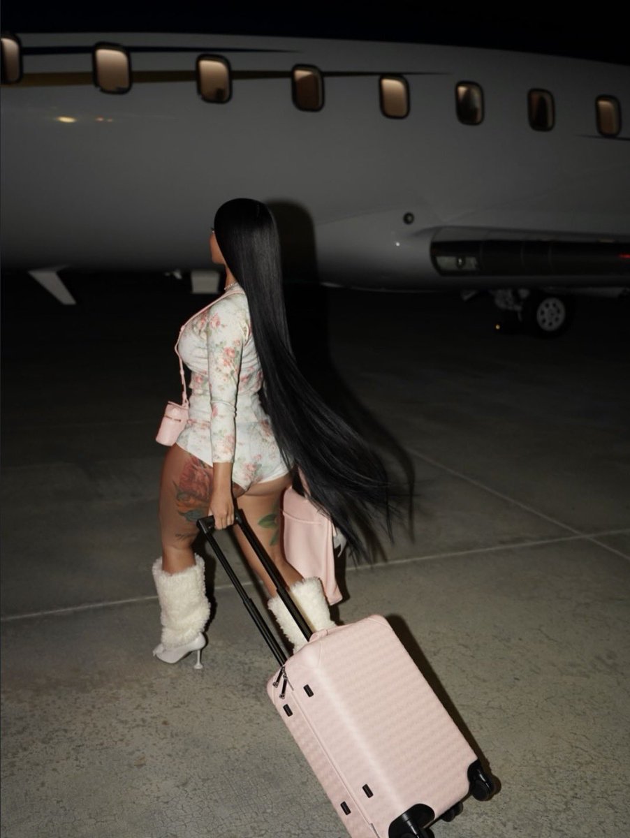 BardiUpdatess's tweet photo. Cardi B and her private jet via Instagram. ✈️ https://t.co/oII49kEXar