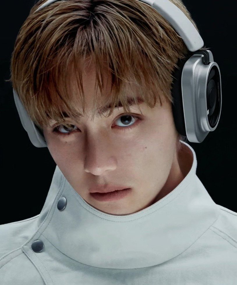 vhopebot's tweet photo. whoever did his makeup for these needs to do it again https://t.co/j8m5qL4PmE