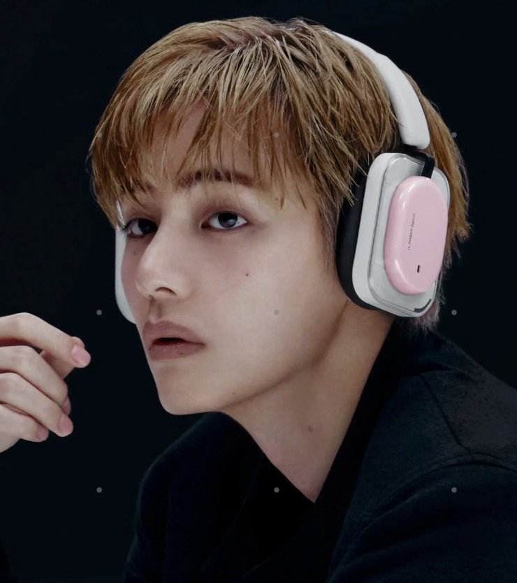 vhopebot's tweet photo. whoever did his makeup for these needs to do it again https://t.co/j8m5qL4PmE
