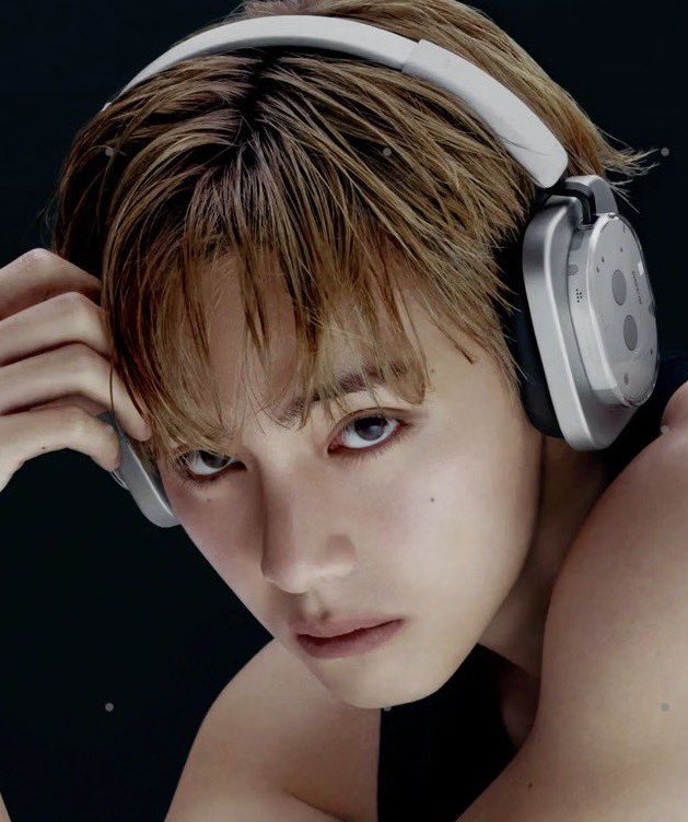 vhopebot's tweet photo. whoever did his makeup for these needs to do it again https://t.co/j8m5qL4PmE