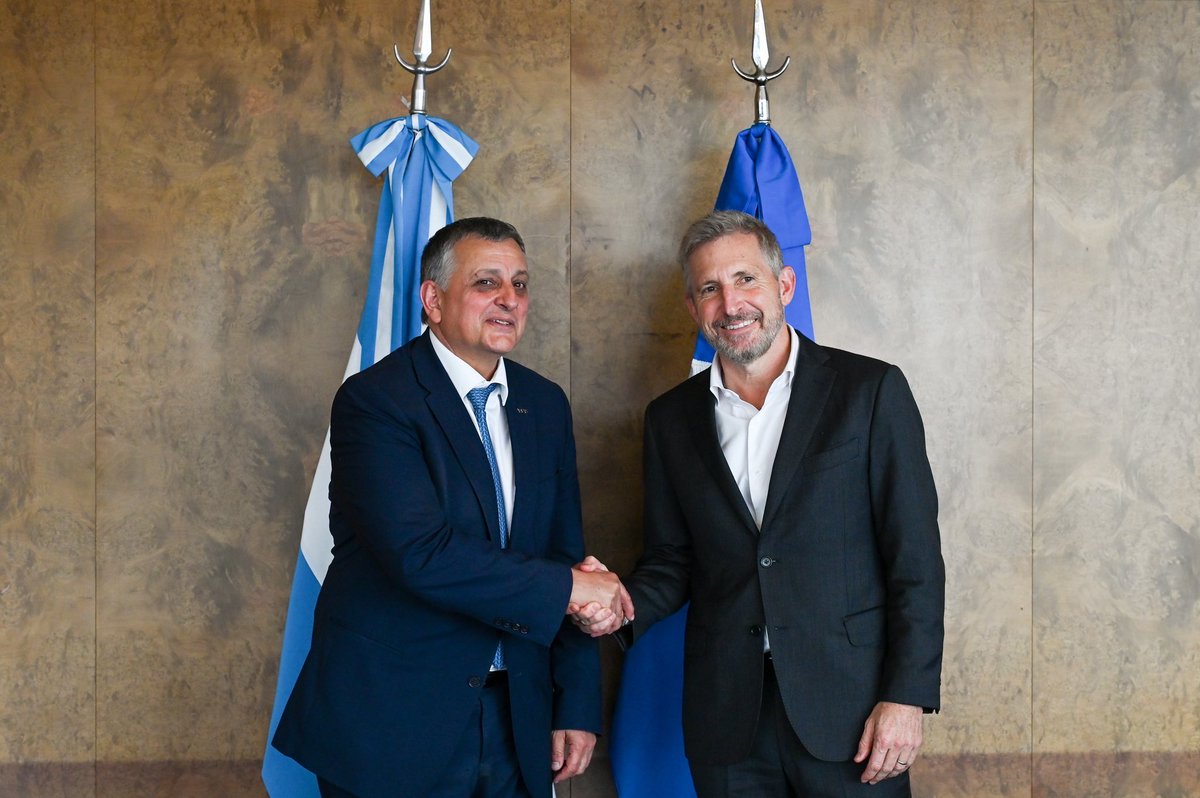 betovaldez's tweet photo. Entre Ríos se suma a la cadena productiva de Vaca Muerta

El gobernador Rogelio Frigerio y el presidente de YPF, Horacio Marín, firmaron un acuerdo para impulsar la producción de arenas silíceas en Entre Ríos y estudiar mejoras en la infraestructura vial, ferroviaria y fluvial que permitan reducir los costos logísticos.

La agenda también contempla la incorporación de proveedores entrerrianos, la atracción de inversiones y el análisis de proyectos de electromovilidad. El desafío ahora será traducir el acuerdo en obras, contratos y actividad para la provincia.