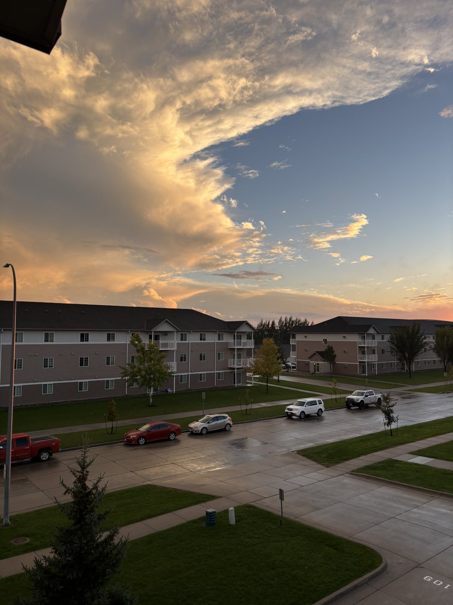dribrats77's tweet photo. Good evening from my balcony https://t.co/btR1AcQNdW