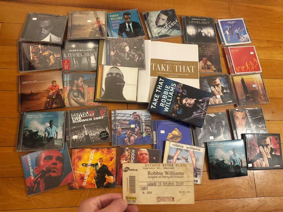 JulietaMalant's tweet photo. Alguna vez, hace 20 años, supe ser muy fan de Robbie. (Y eso que los DVDs están en lo de mis viejos 😂) https://t.co/Ef6qY2jroo
