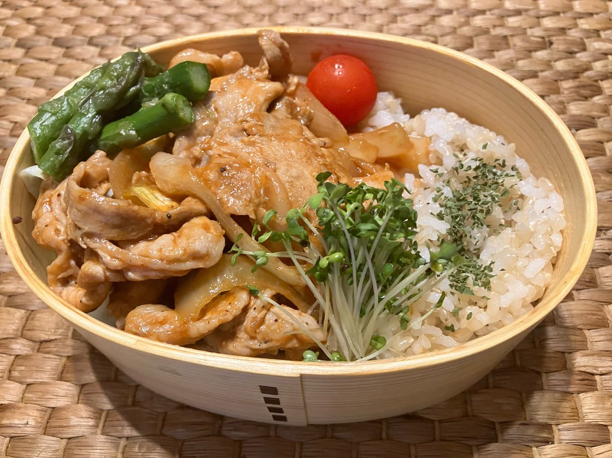 pinkf78's tweet photo. お弁当は美味しいヘルシーをモットーに♡

おはようございます🌧️

朝、大きな地震で目が覚めました🦦✨
みなさん大丈夫でしたか

玄米飯
ポークチャップ
アスパラソテー
サラダ

本日は稽古✨
神は細部に宿る

楽をしようとする自分から脱却しないと

柔らかく美味しいお肉🐖
#平田牧場 https://t.co/qN3Jtl7n6h