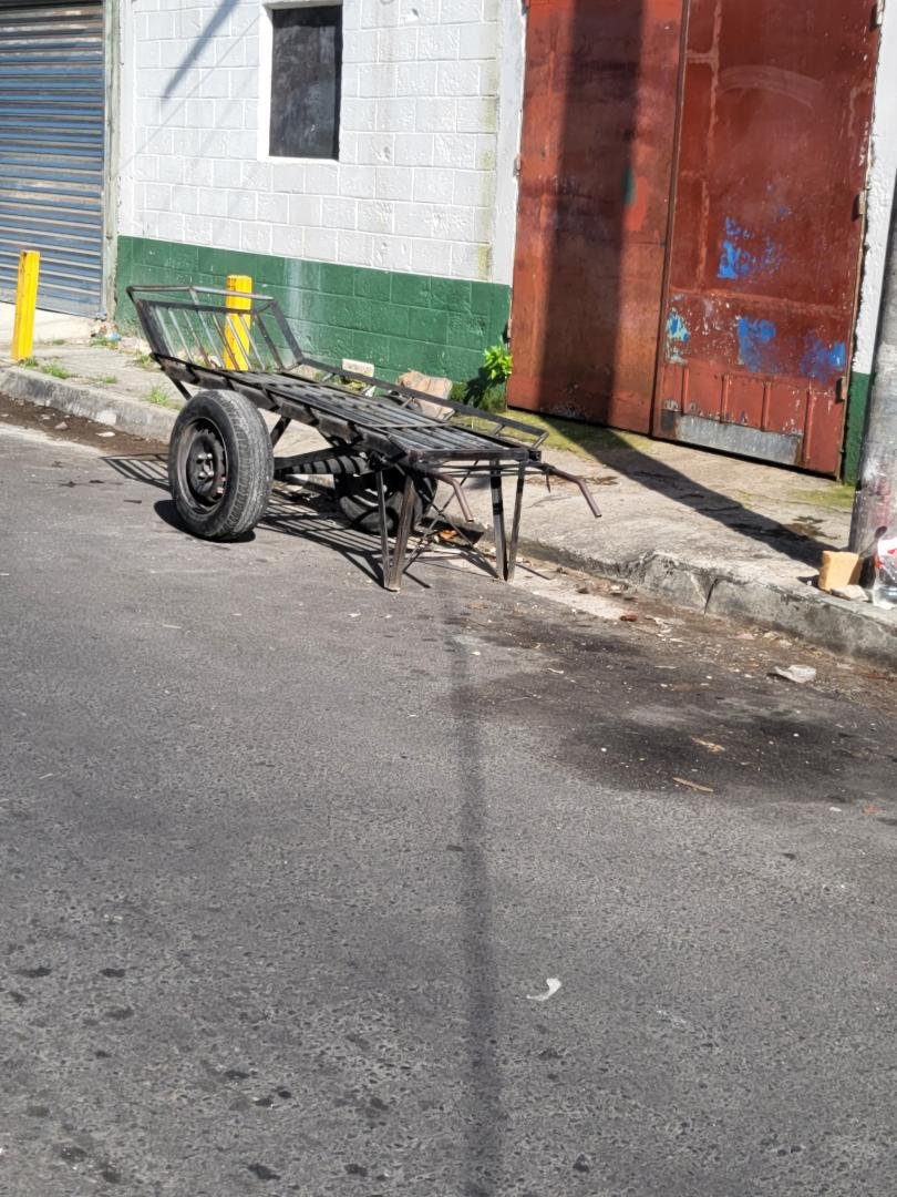 Kikimel5's tweet photo. @ultimahsv Cuando va a sancionar a estos  que ponen  carretas para apartar parqueo? Todos los dias es lo mismo,  pasan los del CAM y sancionan https://t.co/IRVhNk8RYo