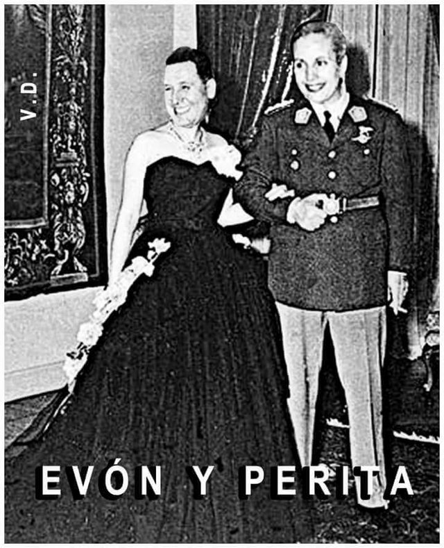 RIPsaturnalia's tweet photo. Le estaba diciendo algo a mí vieja de Eva Perón y me salió decirle Perita https://t.co/qV5ExhsqTU