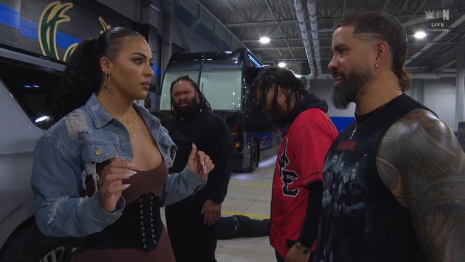 reigns_era's tweet photo. BRO 😭😭😭 https://t.co/ovyP2Z0oiH