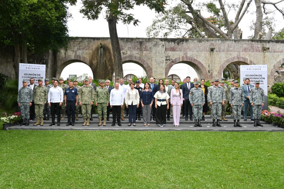 margarita_gs's tweet photo. Hoy, nuestro estado fue sede de la Reunión Interestatal de Coordinación por la Paz y Seguridad, un encuentro en el que refrendamos que la tranquilidad de las familias es una responsabilidad que nos convoca a trabajar unidos.

Me dio mucho gusto recibir a la jefa de Gobierno de la Ciudad de México, @ClaraBrugadaM, a la gobernadora de Guerrero, @EvelynSalgadoP, la gobernadora del Estado de México, @delfinagomeza, al gobernador de Hidalgo, @juliomenchaca_ y a las autoridades de los estados de Tlaxcala, Puebla y Querétaro. 

Desde Morelos seguiremos construyendo acuerdos y sumando esfuerzos para que la paz y el bienestar lleguen a cada rincón de nuestra región.