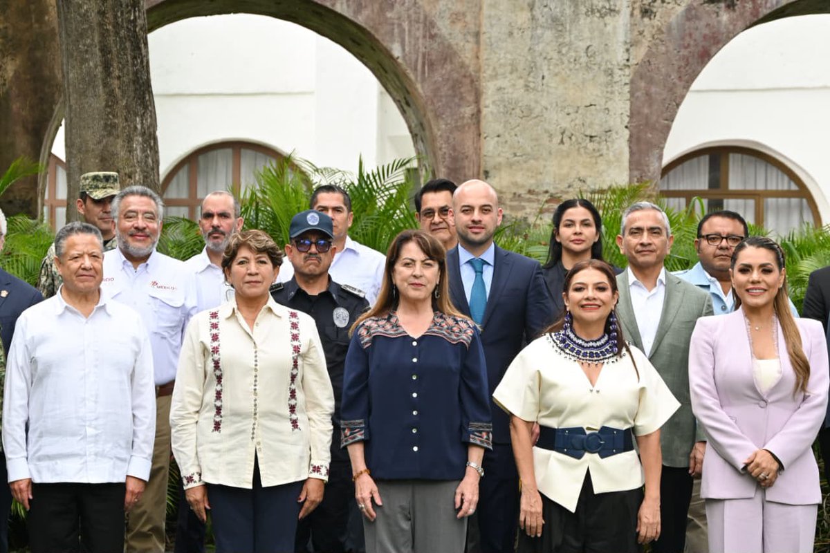 margarita_gs's tweet photo. Hoy, nuestro estado fue sede de la Reunión Interestatal de Coordinación por la Paz y Seguridad, un encuentro en el que refrendamos que la tranquilidad de las familias es una responsabilidad que nos convoca a trabajar unidos.

Me dio mucho gusto recibir a la jefa de Gobierno de la Ciudad de México, @ClaraBrugadaM, a la gobernadora de Guerrero, @EvelynSalgadoP, la gobernadora del Estado de México, @delfinagomeza, al gobernador de Hidalgo, @juliomenchaca_ y a las autoridades de los estados de Tlaxcala, Puebla y Querétaro. 

Desde Morelos seguiremos construyendo acuerdos y sumando esfuerzos para que la paz y el bienestar lleguen a cada rincón de nuestra región.