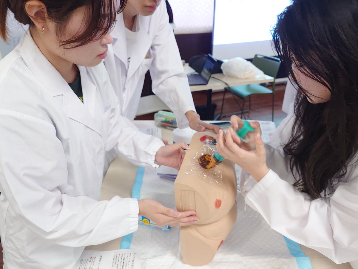setsunan_pharm's tweet photo. 9月15日・16日、薬学部3年次「臨床コース」褥瘡ケアに関する実践的な演習を実施✨

「臨床コース」では、3年次という早期学年から医療現場を意識した実践的な学修を取り入れ、多職種と連携しながら治療に主体的に関わることのできる薬剤師育成を目指しており、特色ある臨床教育の一つとなっています💪 https://t.co/H7CoXvAUbj