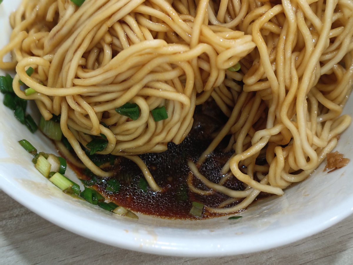 bci_'s tweet photo. 先日、反響が多かった広東省普寧の麺料理ですが、一部に「不味そう🤮」というケシカラン意見がありましたのでw、食べ方の解説をいたします。まずは撈麺（ロウメン）の食べ方。

この料理、麺とスープを別々で食べるのは、茹で具合をベストの状態で食べるためです。それと、この豚肉と醤油タレの濃厚な味をキープしたまま味わうためですね。

麺が運ばれてきた時は、ちょっとくっついて固まってますけど、底に醤油タレがありますので、ひっくり返してかき混ぜてほぐしてください。麺にまんべんなく醤油タレが行き渡ってから、豚肉と麺を一緒に食べます😋