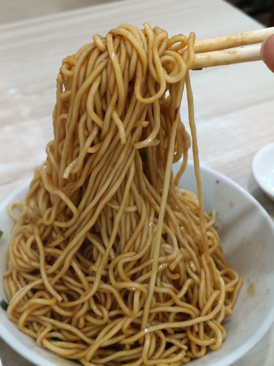 bci_'s tweet photo. 先日、反響が多かった広東省普寧の麺料理ですが、一部に「不味そう🤮」というケシカラン意見がありましたのでw、食べ方の解説をいたします。まずは撈麺（ロウメン）の食べ方。

この料理、麺とスープを別々で食べるのは、茹で具合をベストの状態で食べるためです。それと、この豚肉と醤油タレの濃厚な味をキープしたまま味わうためですね。

麺が運ばれてきた時は、ちょっとくっついて固まってますけど、底に醤油タレがありますので、ひっくり返してかき混ぜてほぐしてください。麺にまんべんなく醤油タレが行き渡ってから、豚肉と麺を一緒に食べます😋