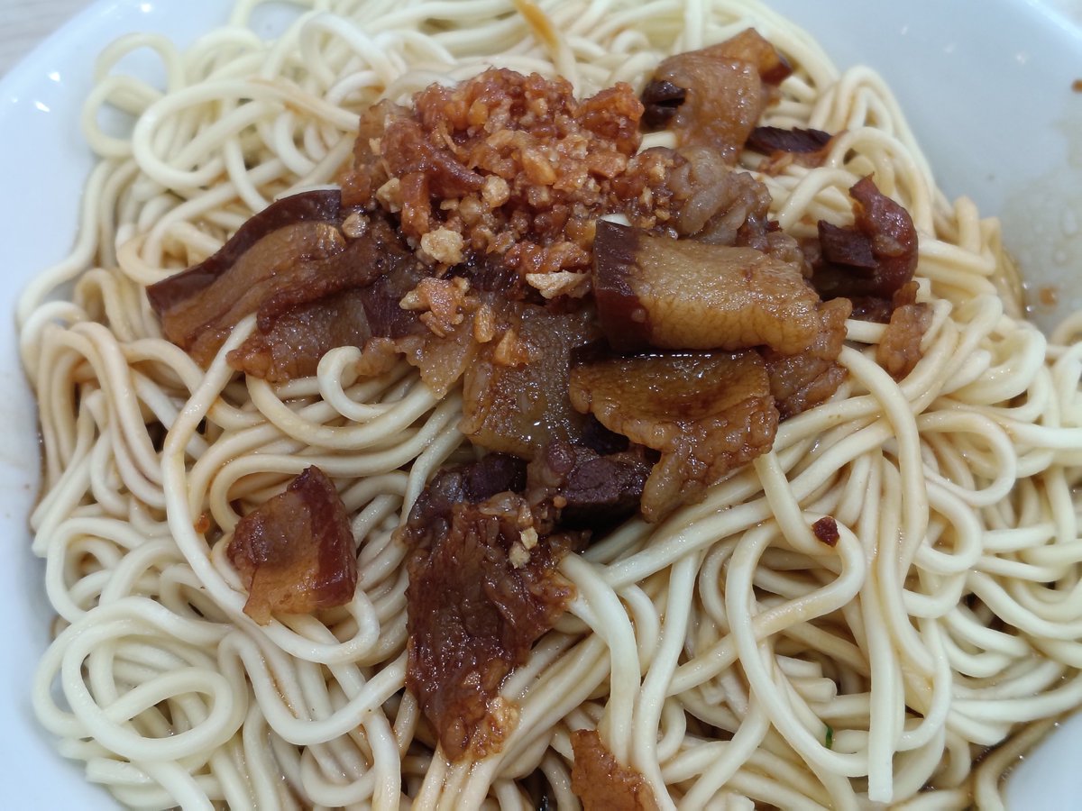 bci_'s tweet photo. 先日、反響が多かった広東省普寧の麺料理ですが、一部に「不味そう🤮」というケシカラン意見がありましたのでw、食べ方の解説をいたします。まずは撈麺（ロウメン）の食べ方。

この料理、麺とスープを別々で食べるのは、茹で具合をベストの状態で食べるためです。それと、この豚肉と醤油タレの濃厚な味をキープしたまま味わうためですね。

麺が運ばれてきた時は、ちょっとくっついて固まってますけど、底に醤油タレがありますので、ひっくり返してかき混ぜてほぐしてください。麺にまんべんなく醤油タレが行き渡ってから、豚肉と麺を一緒に食べます😋