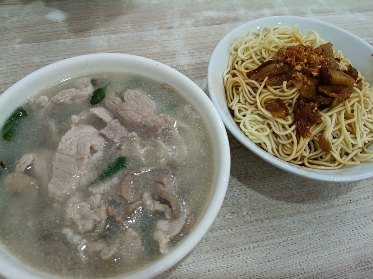 bci_'s tweet photo. 先日、反響が多かった広東省普寧の麺料理ですが、一部に「不味そう🤮」というケシカラン意見がありましたのでw、食べ方の解説をいたします。まずは撈麺（ロウメン）の食べ方。

この料理、麺とスープを別々で食べるのは、茹で具合をベストの状態で食べるためです。それと、この豚肉と醤油タレの濃厚な味をキープしたまま味わうためですね。

麺が運ばれてきた時は、ちょっとくっついて固まってますけど、底に醤油タレがありますので、ひっくり返してかき混ぜてほぐしてください。麺にまんべんなく醤油タレが行き渡ってから、豚肉と麺を一緒に食べます😋