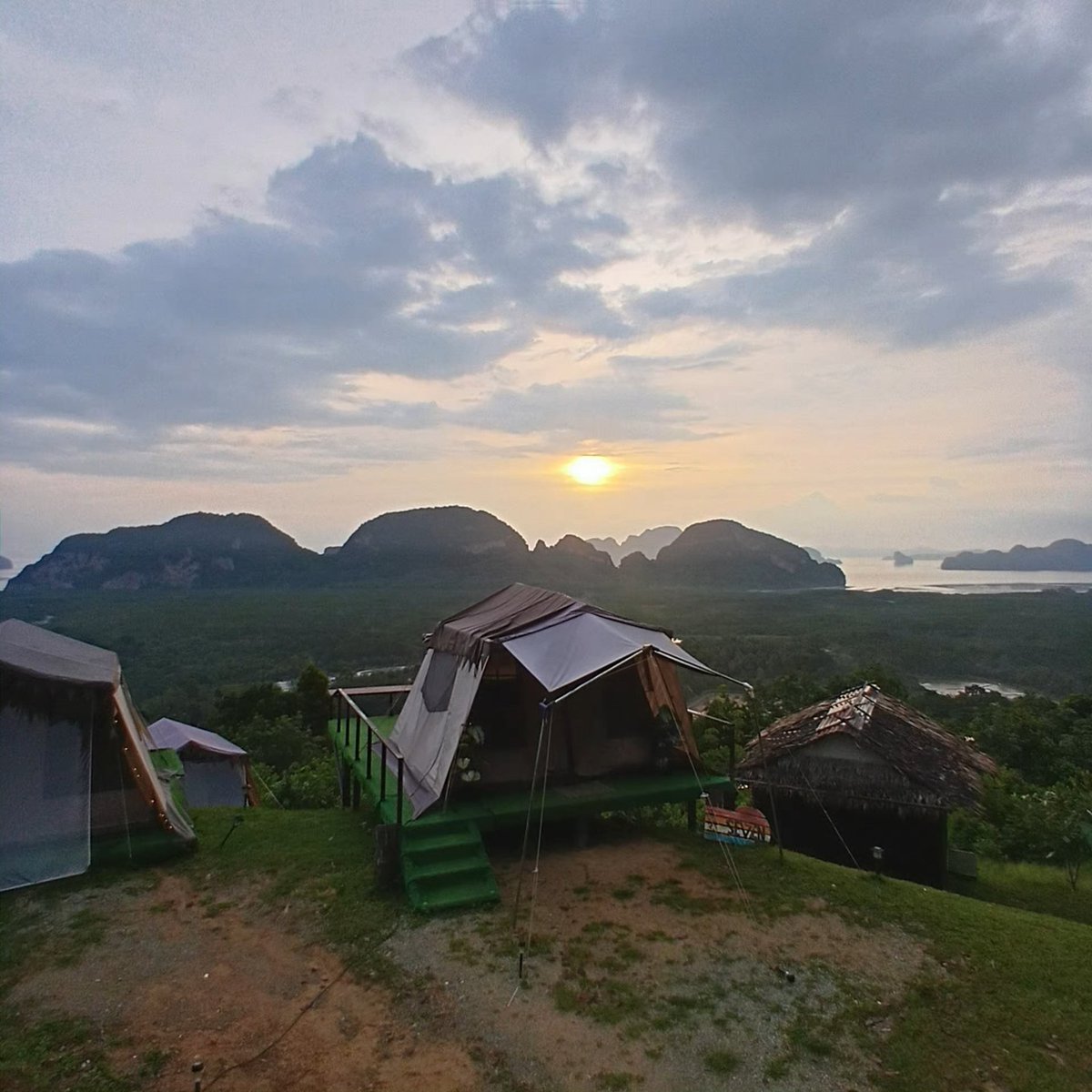 Emotion392572's tweet photo. มอนิ่ง เช้านี้ที่พังงา🏞🌄 #อ่าวโต๊ะหลี #เสม็ดนางชี #พังงา https://t.co/rKQcUpr3d8