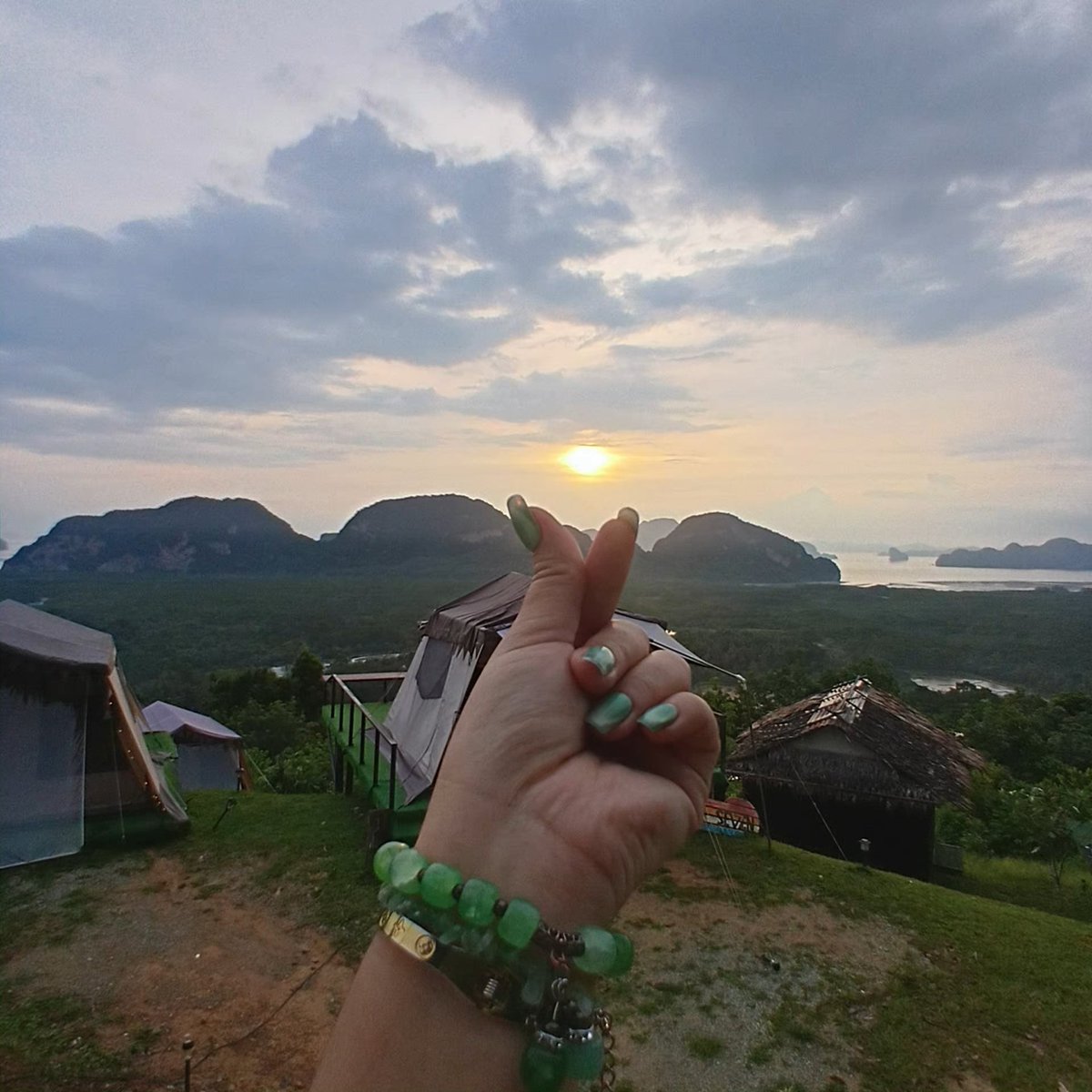 Emotion392572's tweet photo. มอนิ่ง เช้านี้ที่พังงา🏞🌄 #อ่าวโต๊ะหลี #เสม็ดนางชี #พังงา https://t.co/rKQcUpr3d8
