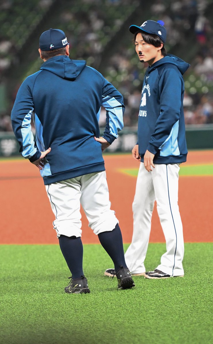 ThatsThe_Plenty's tweet photo. 通算482本塁打と7年連続ゴールデングラブが真剣に何を話してるのかと思ったら、アイブラックのシールをヒゲの代わりにして似合うか確認してるだけだった

#中村剛也
#源田壮亮 https://t.co/hIPJWpVHnH