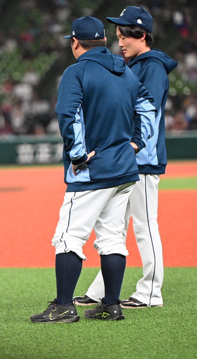 ThatsThe_Plenty's tweet photo. 通算482本塁打と7年連続ゴールデングラブが真剣に何を話してるのかと思ったら、アイブラックのシールをヒゲの代わりにして似合うか確認してるだけだった

#中村剛也
#源田壮亮 https://t.co/hIPJWpVHnH