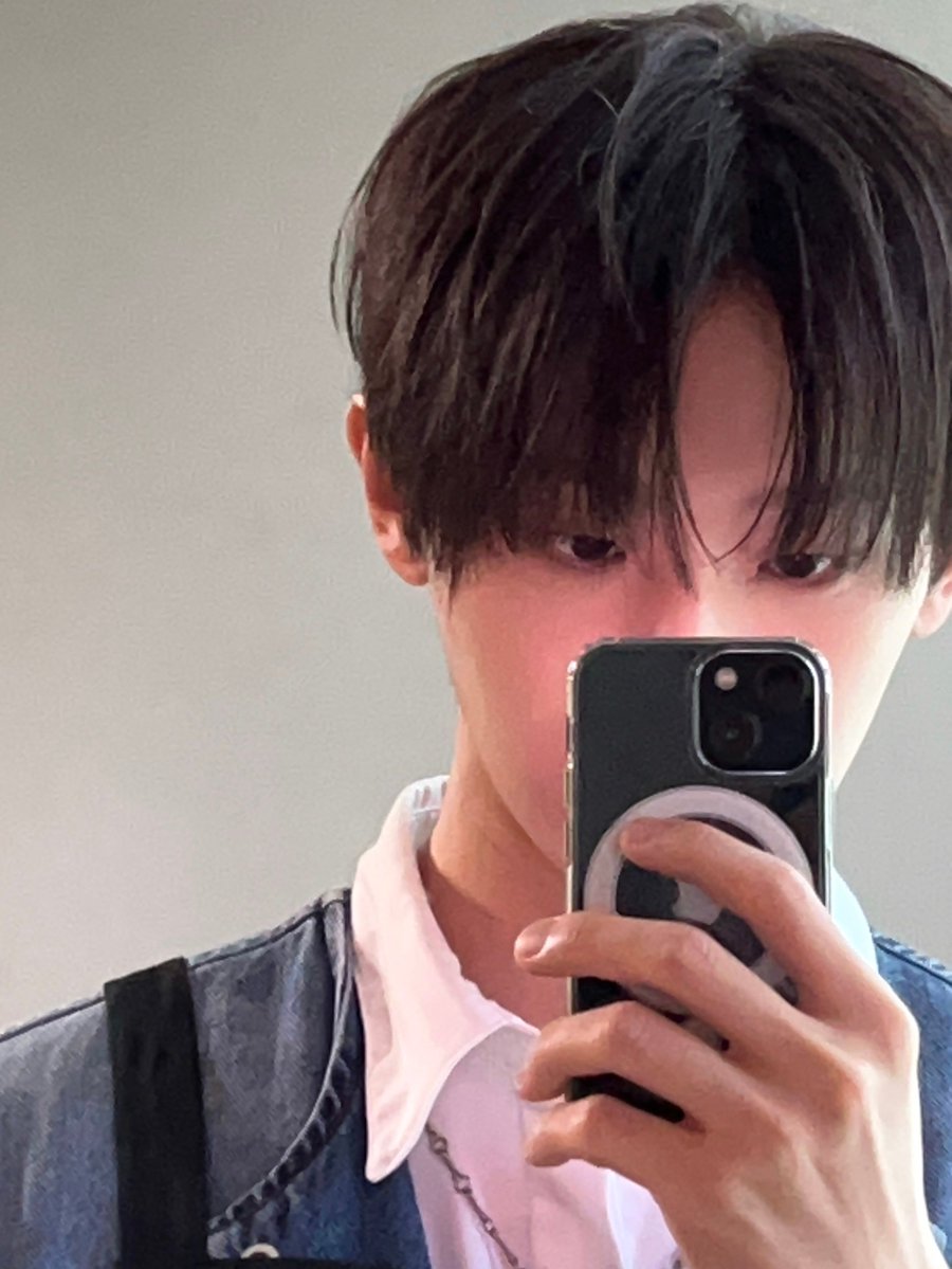 cuapcuwav's tweet photo. 260928 💌💜 22:15 pm kst 

💜 📷
💜 waktu it's live aku nggak bisa ambil banyak foto
💜 jadi adanya cuma ini
💜 plis banyak dengerin cover yang baru aja diupload ya
💜 aku suka banget lagunya https://t.co/HWyl8IScT6