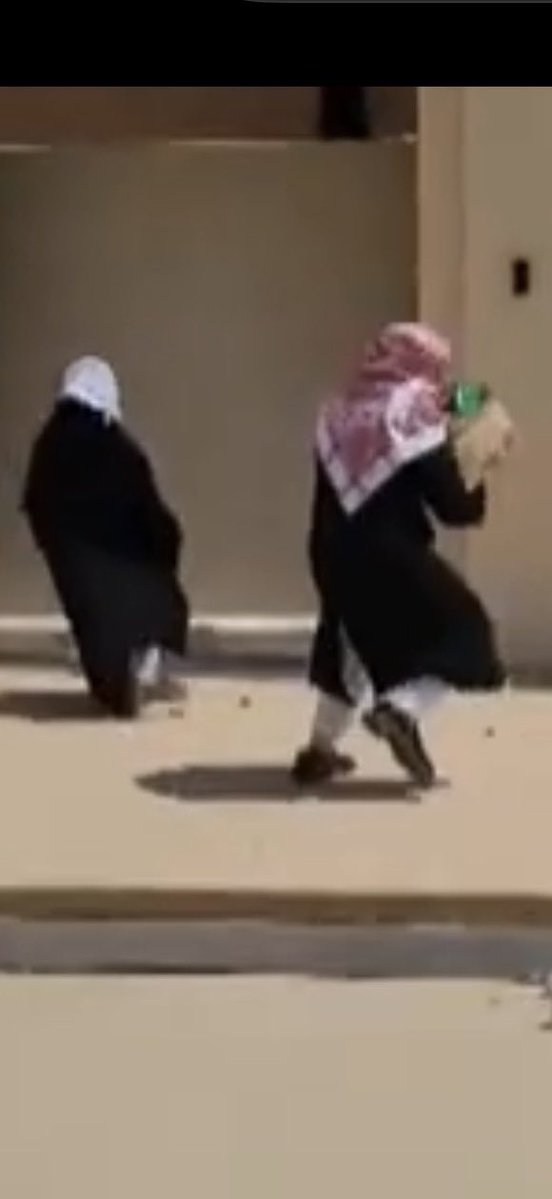yellow7aa's tweet photo. ب رحلة المليون 58 اللي لابس البالطو موسى وواضح ان البالطو قصير عليه اكثر من للقطه السرقه طالع طويل ف نستبعد انه موسى 
#رحلة_المليون68 https://t.co/XQNv4cyzal