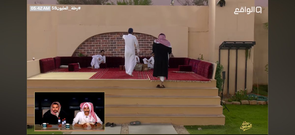 yellow7aa's tweet photo. ب رحلة المليون 58 اللي لابس البالطو موسى وواضح ان البالطو قصير عليه اكثر من للقطه السرقه طالع طويل ف نستبعد انه موسى 
#رحلة_المليون68 https://t.co/XQNv4cyzal