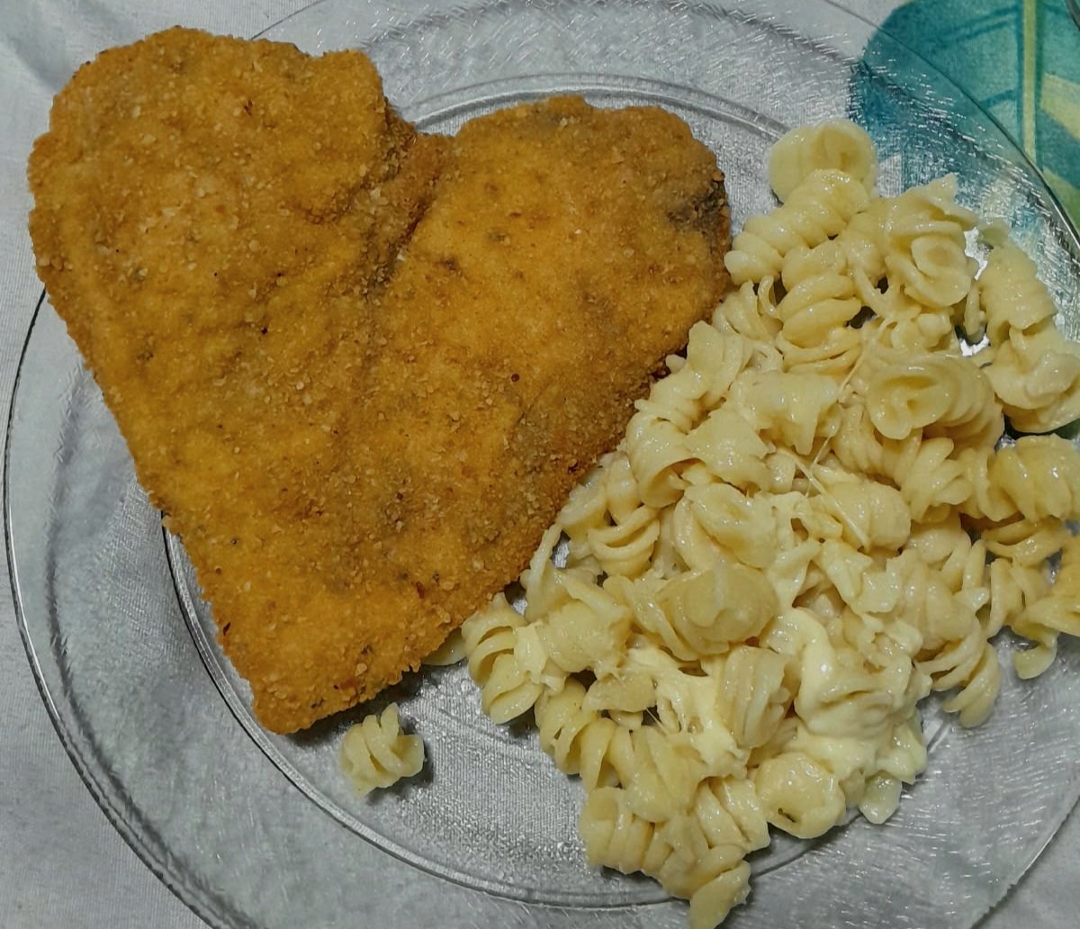 cerisezkl's tweet photo. Miren, milanesa en forma de corazón para ustedes https://t.co/FfK4s7ZoI5