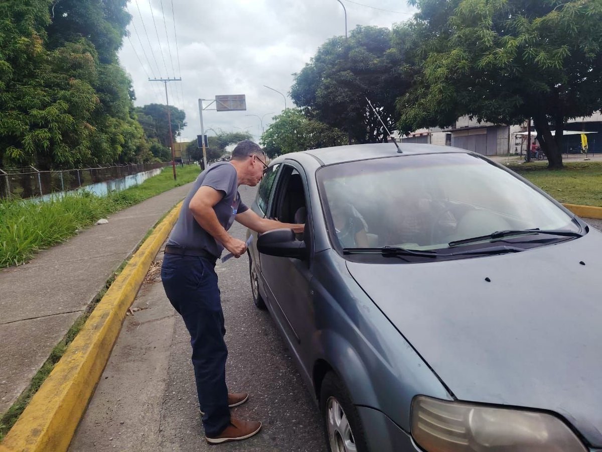 SENAMECFBarinas's tweet photo. Servidores forenses del Servicio Nacional de Medicina y Ciencias Forenses (Senamecf) adscritos al estado Barinas, llevan a cabo un amplio operativo de concienciación en materia de prevención vial en la avenida del sector La Concordia. https://t.co/t7vdvcKytO