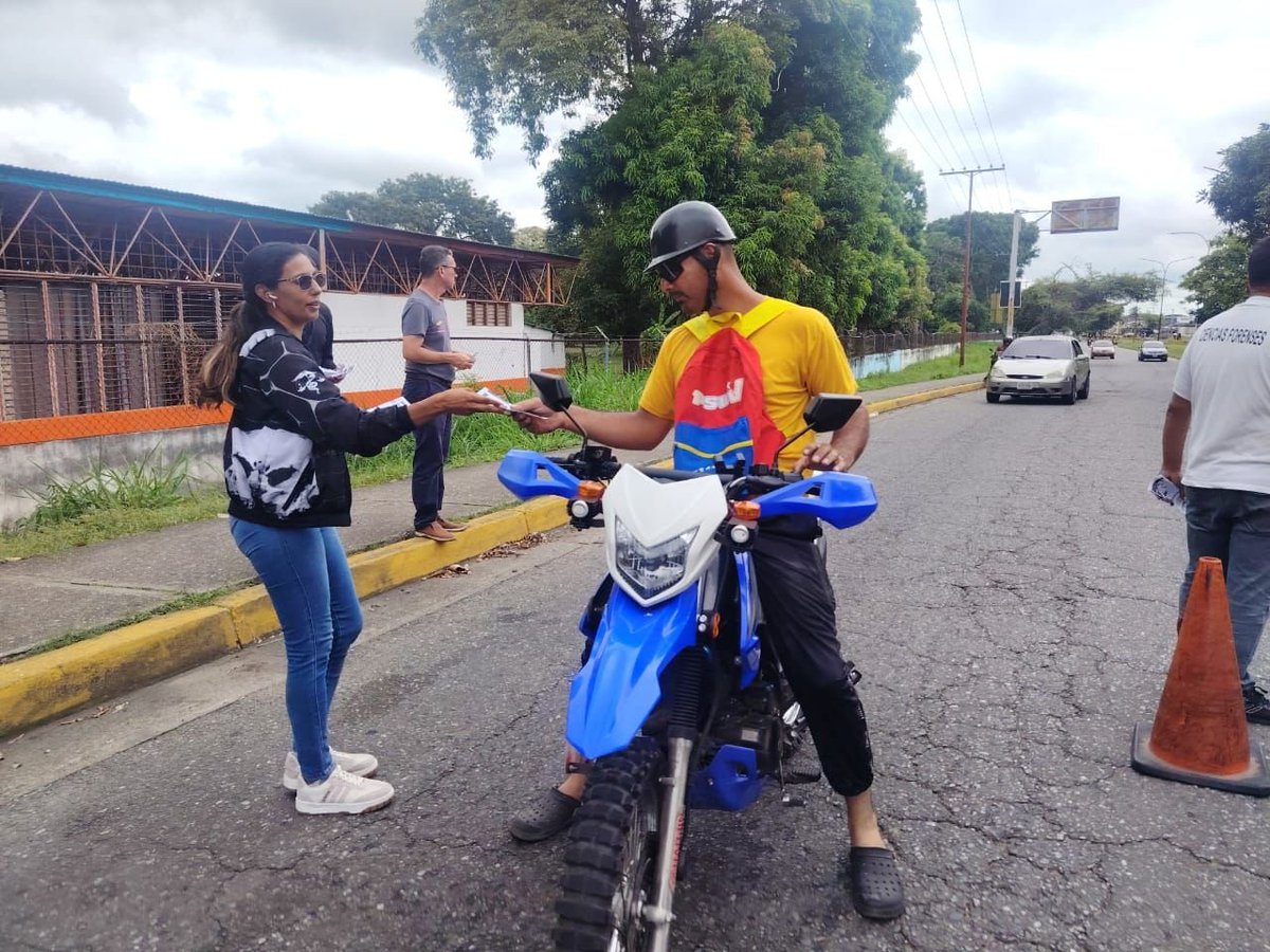 SENAMECFBarinas's tweet photo. Servidores forenses del Servicio Nacional de Medicina y Ciencias Forenses (Senamecf) adscritos al estado Barinas, llevan a cabo un amplio operativo de concienciación en materia de prevención vial en la avenida del sector La Concordia. https://t.co/t7vdvcKytO