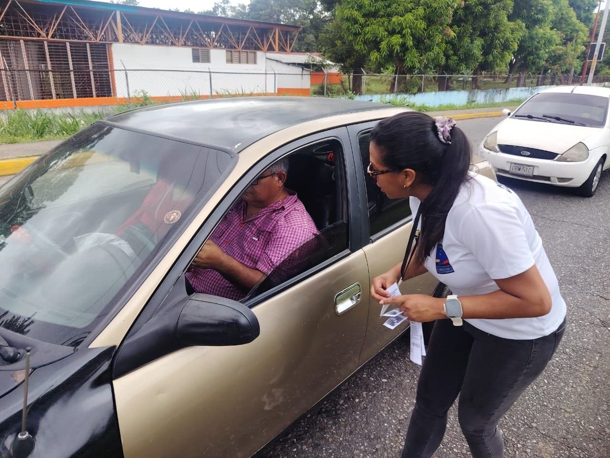 SENAMECFBarinas's tweet photo. Servidores forenses del Servicio Nacional de Medicina y Ciencias Forenses (Senamecf) adscritos al estado Barinas, llevan a cabo un amplio operativo de concienciación en materia de prevención vial en la avenida del sector La Concordia. https://t.co/t7vdvcKytO