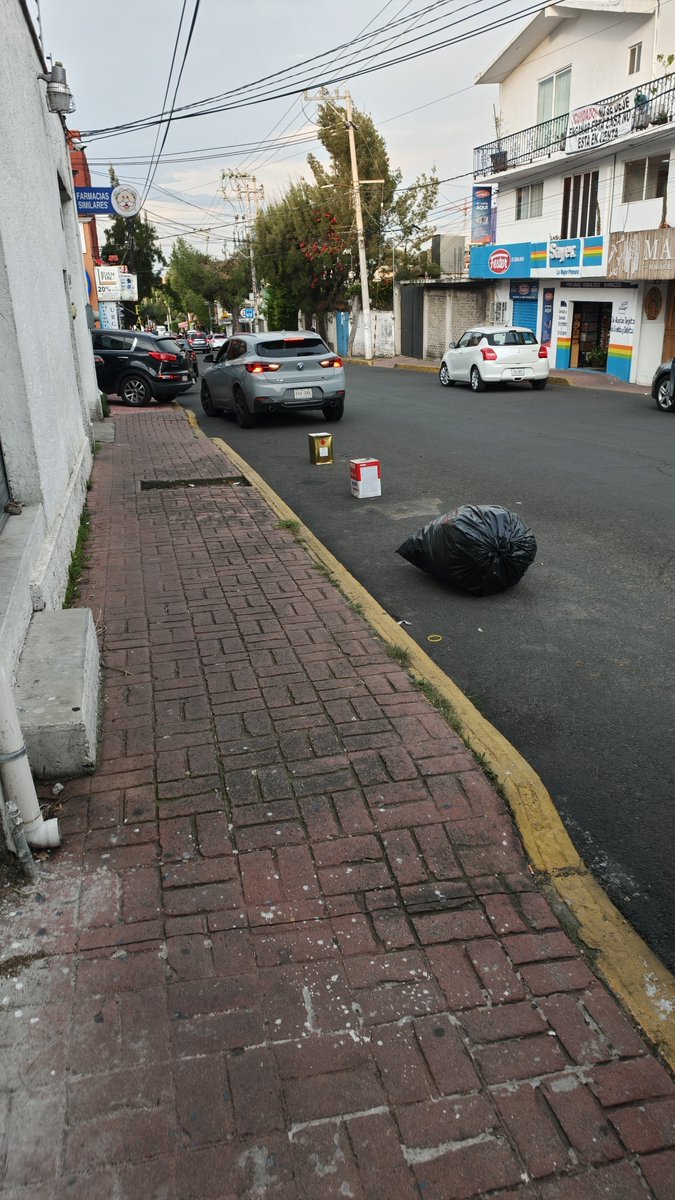 QbissibQ's tweet photo. @OVIALCDMX  @ssc_cdmx por favor apoyo para remover y multar a quienes están apartando estos lugares, están colocando multas por usar el otro lado de la banqueta, pero uno no puede usar este lado por esos abusivos. Aquí la ubicación https://t.co/od1bt2pPwt https://t.co/aBcppx8lWW