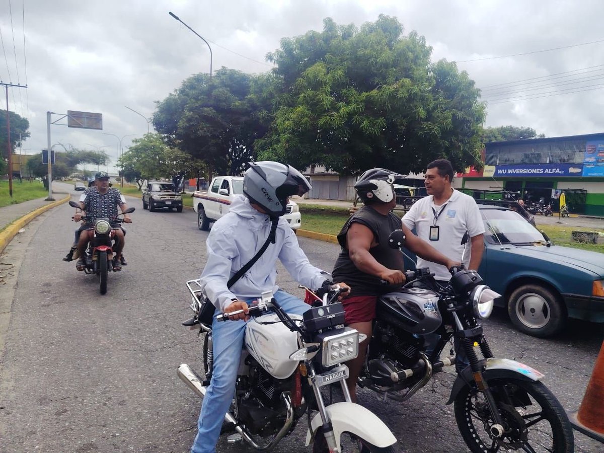 SENAMECFBarinas's tweet photo. Servidores forenses del Servicio Nacional de Medicina y Ciencias Forenses (Senamecf) adscritos al estado Barinas, llevan a cabo un amplio operativo de concienciación en materia de prevención vial en la avenida del sector La Concordia. https://t.co/t7vdvcKytO