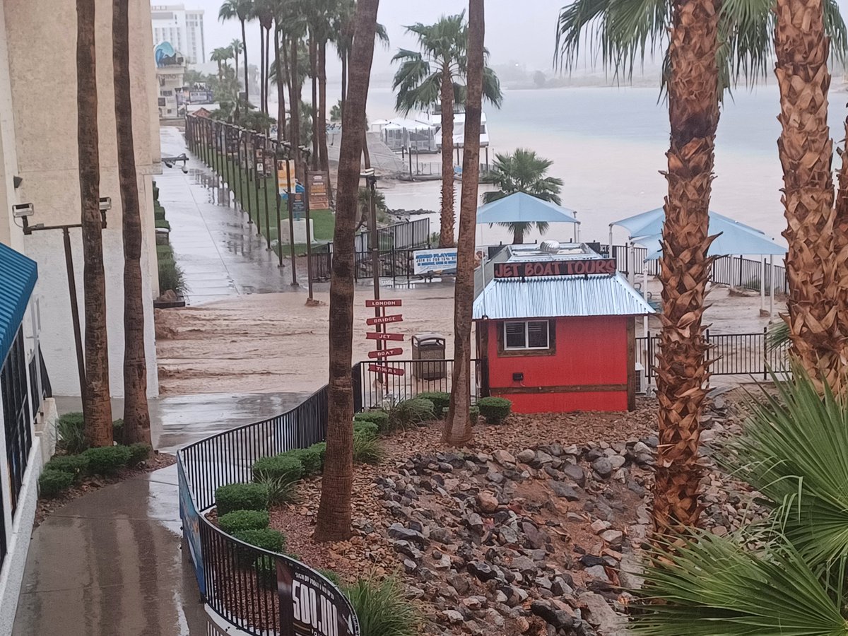 o2bcd8ed's tweet photo. RAIN. #Laughlin  @NWSVegas  @laughlinbuzz https://t.co/jW7ox3dYov