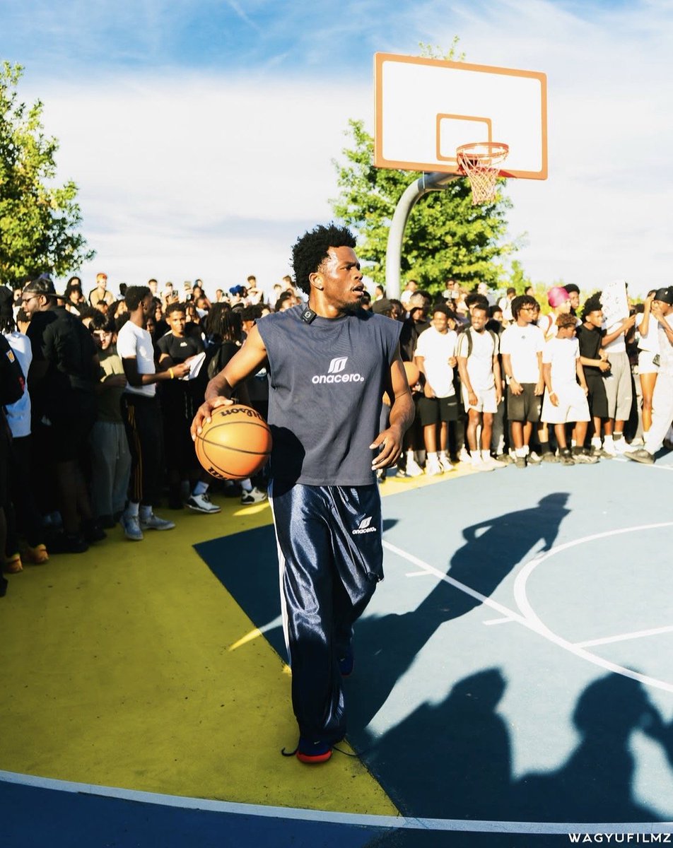 AMPexclusive's tweet photo. DAVIS OUT THERE HOOPIN HOOPIN 🏀 https://t.co/eQFL2jf5lT