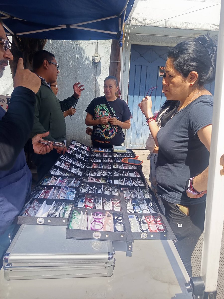 VICTORG34518098's tweet photo. La CNC Tlalnepantla de Baz sigue trabajando en territorio.

Realizamos una Jornada de Servicios de Salud en la Colonia Prensa Nacional, acercando a las familias servicios de quiropráctico, resonancia magnética,examen de la vista gratuito, lentes completos a bajo costo. https://t.co/GQe8FvRl6K