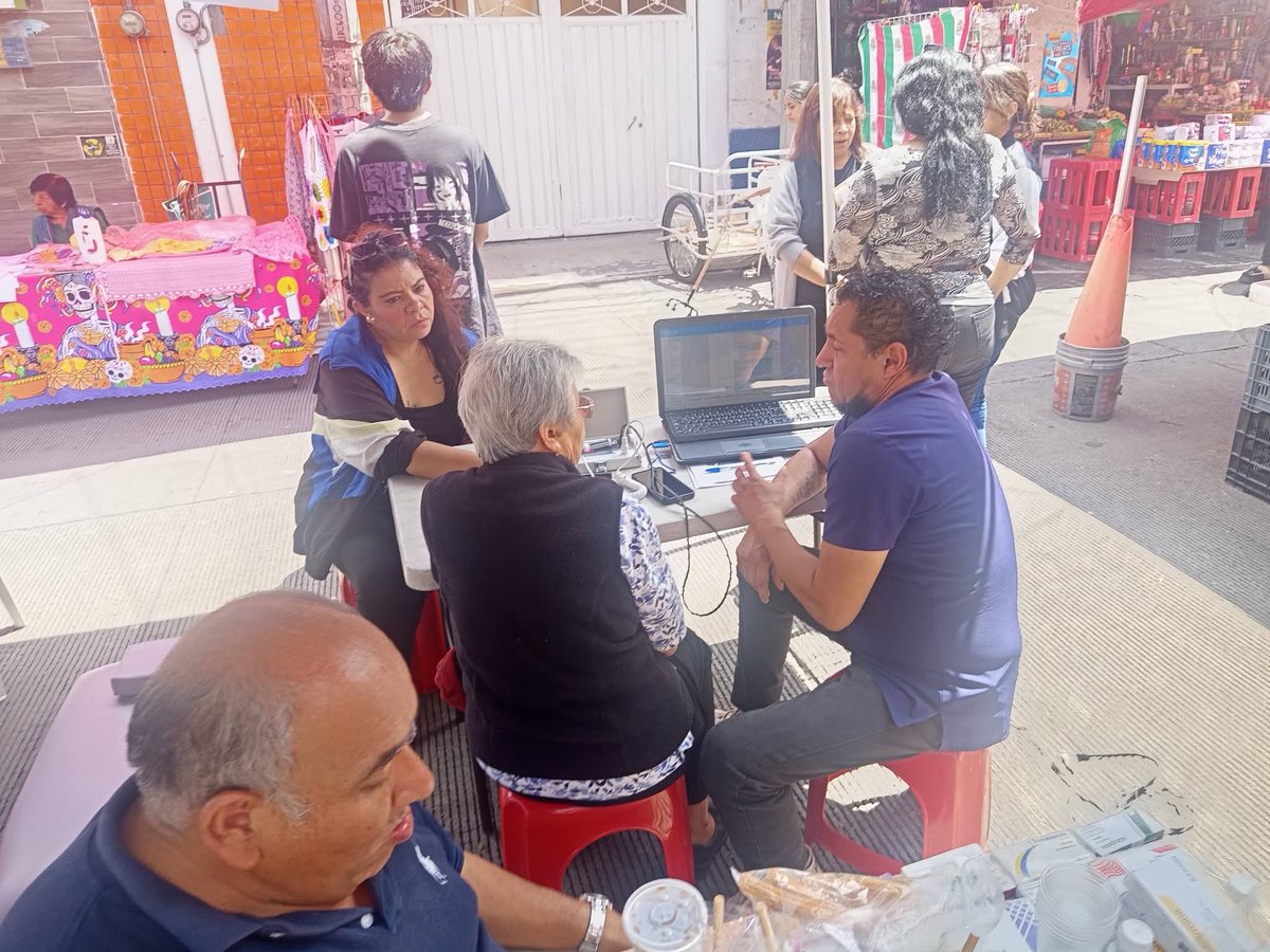 VICTORG34518098's tweet photo. La CNC Tlalnepantla de Baz sigue trabajando en territorio.

Realizamos una Jornada de Servicios de Salud en la Colonia Prensa Nacional, acercando a las familias servicios de quiropráctico, resonancia magnética,examen de la vista gratuito, lentes completos a bajo costo. https://t.co/GQe8FvRl6K