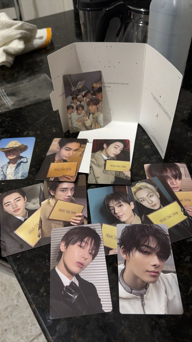 nihiluxia_'s tweet photo. Pov: vc compra um mini álbum e espera vir 3 photocard e ganha UNS MIL DE BÔNUS https://t.co/2QBeDjbBsr