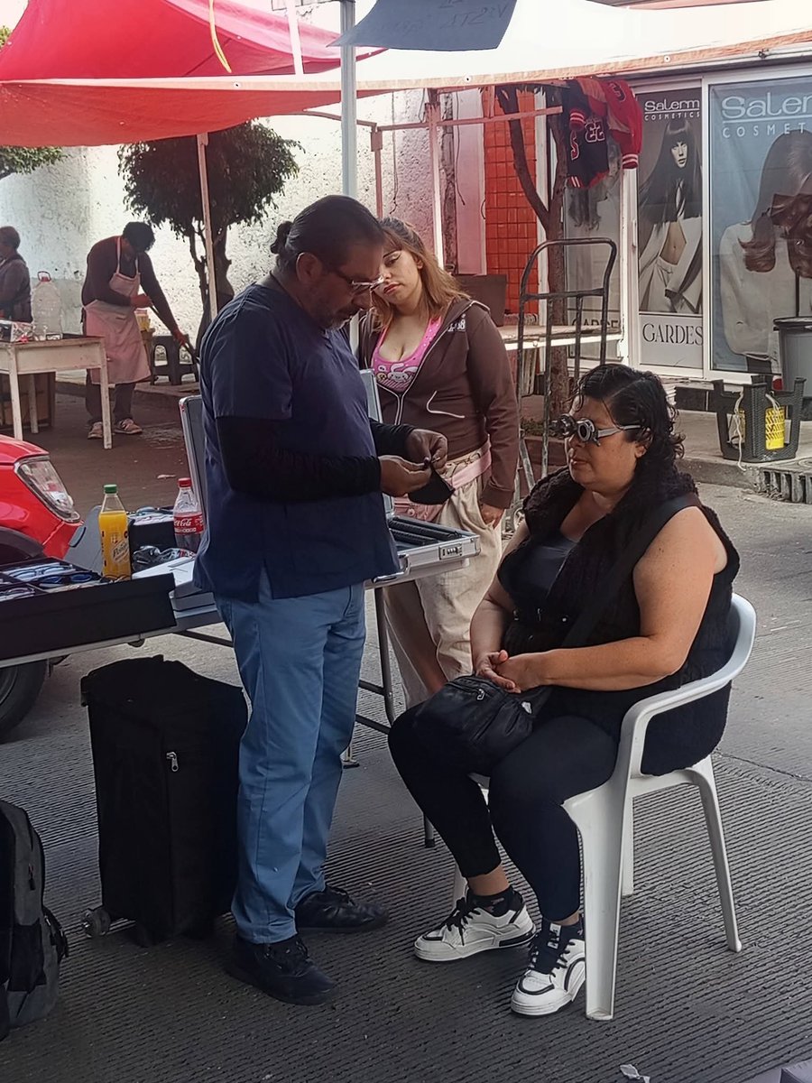 VICTORG34518098's tweet photo. La CNC Tlalnepantla de Baz sigue trabajando en territorio.

Realizamos una Jornada de Servicios de Salud en la Colonia Prensa Nacional, acercando a las familias servicios de quiropráctico, resonancia magnética,examen de la vista gratuito, lentes completos a bajo costo. https://t.co/GQe8FvRl6K