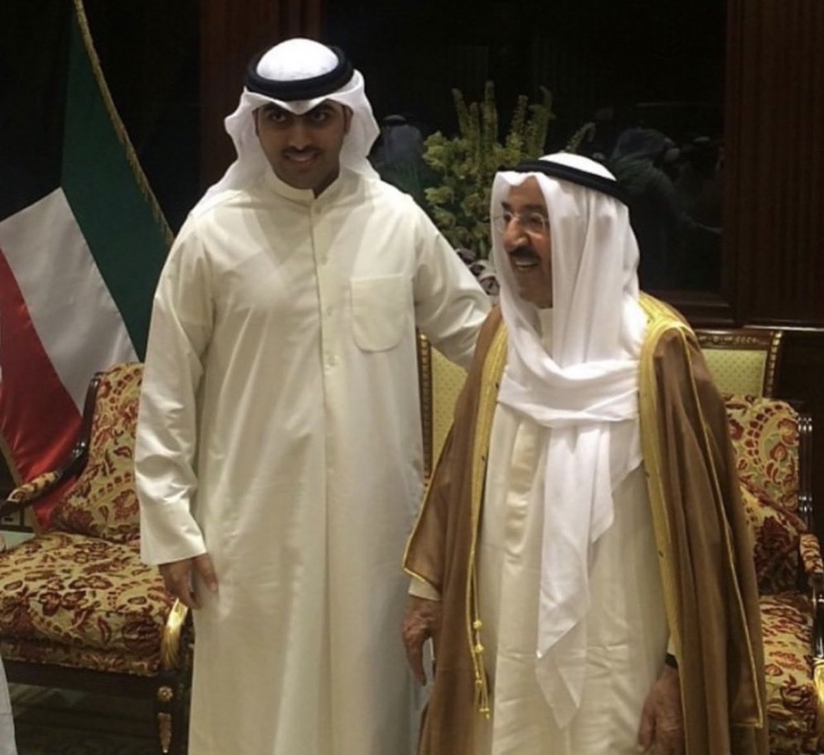 akalghanim11's tweet photo. " #صباح_الأحمد .. مترنيخ الجزيرة العربية، ومهندس عمق #الكويت الخارجي الذي لا ترسمه الخرائط وحدها "

في الذكرى السادسة لرحيل الشيخ الوالد صباح الأحمد الصباح -رحمه الله- نستحضر رجلًا أدرك أن الجغرافيا تحدّد موقع الدولة، لكنها لا تختزل مكانتها، وأن ما لا تمنحه المساحة من عمق، تستطيع الدبلوماسية أن تبني بعضه بالتوازنات.

قرأ جغرافية #الكويت كما هي، لا كما يتمنى أن تكون، فلم يجعل الدبلوماسية إنكارًا لقيودها، بل أداةً لتخفيف كلفتها، وتوسيعًا لخياراتها، وصناعةً لهوامش الأمان خارج حدودها.

تلك كانت معادلته رحمه الله في بناء (العمق الدبلوماسي) فتجاوزت الدولة على يديه بمكانتها حدود مساحتها، وتحولت علاقاتها من (قنوات اتصال) إلى (ركائز أمان).

كان رحمه الله أستاذنا في فهم وإدراك محددات وضرورات الجغرافيا الكويتية ومنطق التوازنات التي يتطلبها أمن الكويت الإقليمي، كان مهندس السياسة الخارجية الكويتية، ومن أبرز من رسّخوا ركائز أمنها الإقليمي والدولي.

رحم الله أمير الدبلوماسية، الذي علّمنا أن حدود الأوطان ترسمها الخرائط، أمّا عمقها فلا ترسمه الخرائط وحدها.

رحل صباح الأحمد، وبقيت وصاياه منهجًا نقرأ به المنطقة والعالم، ونزن به المخاطر، ونستبصر به موقع الكويت ومصالحها خريطة توازناتنا الخارجية.

رحمك الله، وجزاك عنّا وعن الكويت وأهلها، وعن عموم الأمتين العربية والإسلامية خير الجزاء، وجعل الفردوس الأعلى مثواك.

#صباح_الأحمد
#ذكرى_وفاة_صباح_الأحمد