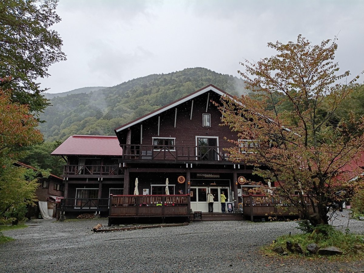 ptc2's tweet photo. 【上高地・徳澤園】

山に入る前にカフェタイム。
コーヒーソフトを注文。アイスコーヒー・シナモンをかけたもの。

雨降りで、かなり余裕ある行程だから今日はゆっくりと山登ろう。

#小川泰裕
#トレイルハイク
#トレッキング
#登山　　
#上高地 https://t.co/5NAHd2ZDx4