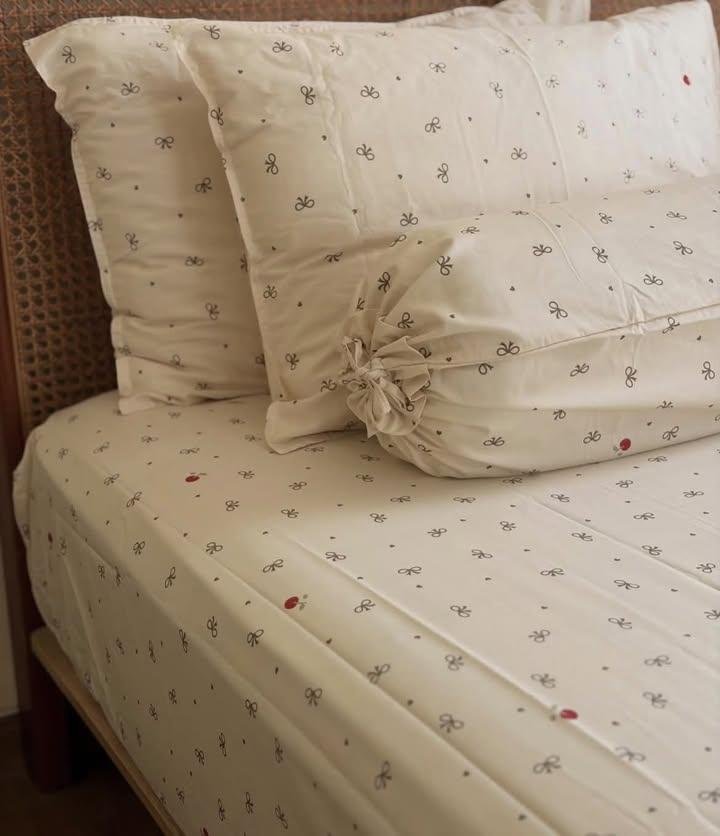 riariahpxo's tweet photo. Siapa yang nyuruh ganti seprei ke katun jepang⁉️Kok ngajakin 🛏️😴
Tidur jadi klewat nyaman, adem nya tuh nempel di kulit, gak bikin gerah sama sekali. Brasa AC 16 Drajat 
Padahal gak nyalain AC 🥶 https://t.co/uY3GWuZltG