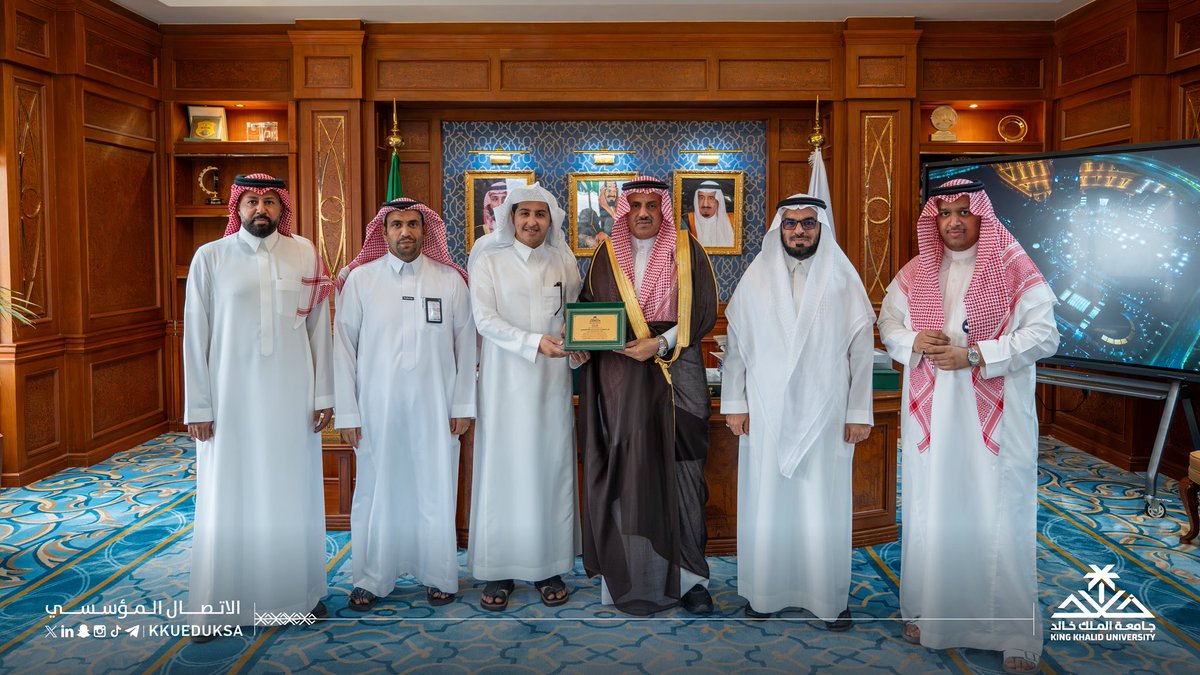 kkueduksa's tweet photo. كرّم معالي رئيس #جامعة_الملك_خالد أ.د.فالح بن رجاء الله السلمي اليوم الطالب عمر بن عبدالله الشهري الحاصل على المركز الأول عالميا في مسابقة الملك محمد السادس الدولية لحفظ القرآن الكريم وتلاوته وتجويده وتفسيره في دورتها العشرين، بحضور عميدي كلية الشريعة وأصول الدين وشؤون الطلاب.. https://t.co/9gmcAmD04J