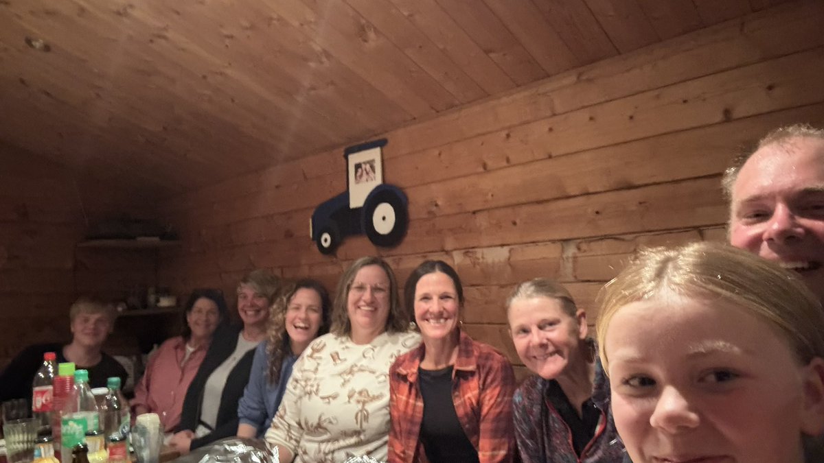 BauerHolti's tweet photo. What a nice evening at our farm with @nattsantosamb and Farmers from the US https://t.co/belZEEJucA