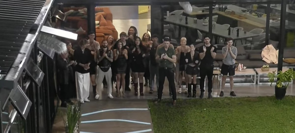 Teleuruguaya's tweet photo. Hay gente que cree que #GranHermanoUY va lento cuando en una semana tuvo:

1 espontánea en la primera noche.
1 salida a las 48 hs.
1 protocolo por "posible acoso".

Si consideran entretenimiento que se maquillen para desfilar o que los obliguen a putearse, no va a pasar, es GH. https://t.co/bXM9R8AhMH