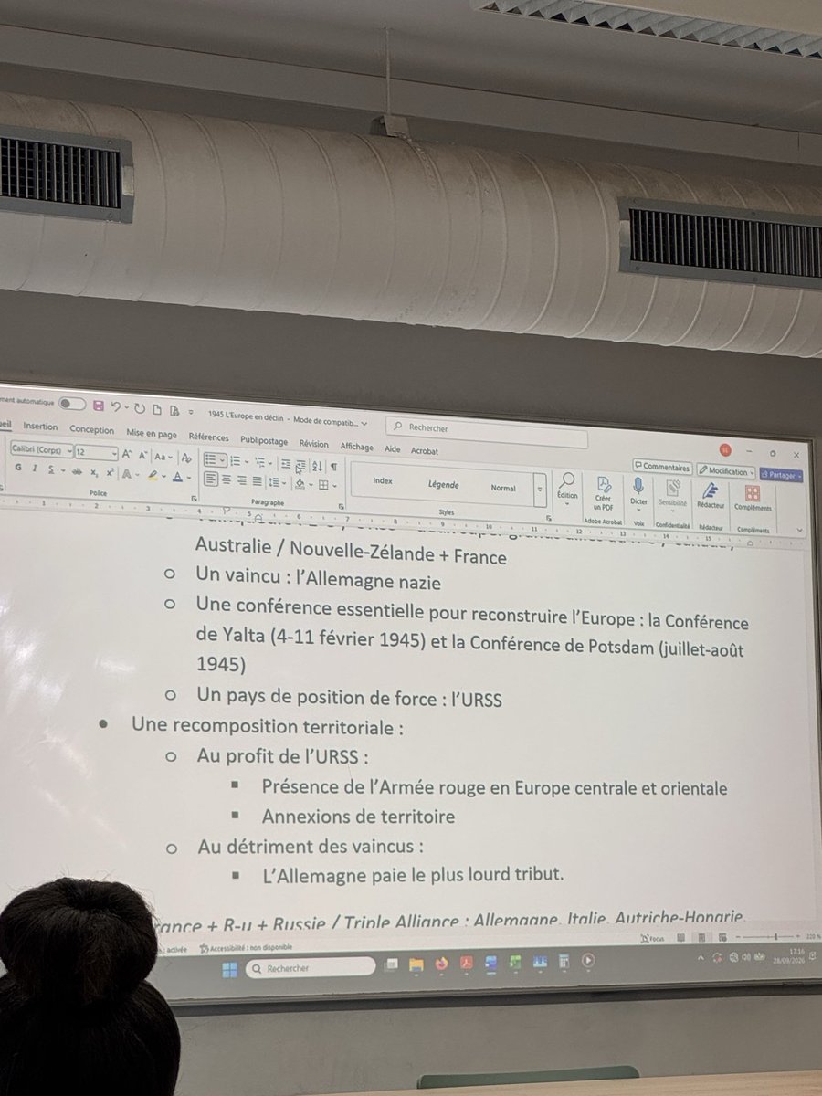 mlyysem's tweet photo. POV: j’ai la flemme d’écrire mes cours donc je prend en photos pour pouvoir copier coller juste après… https://t.co/wLFSocwwrg