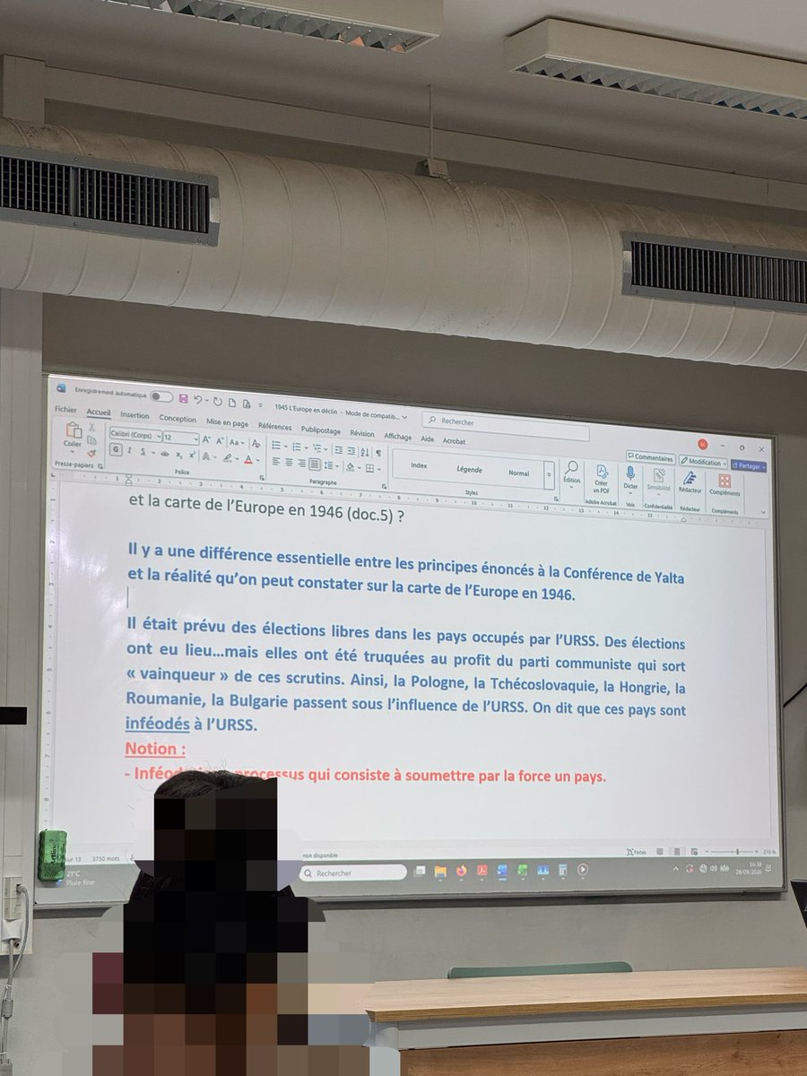 mlyysem's tweet photo. POV: j’ai la flemme d’écrire mes cours donc je prend en photos pour pouvoir copier coller juste après… https://t.co/wLFSocwwrg