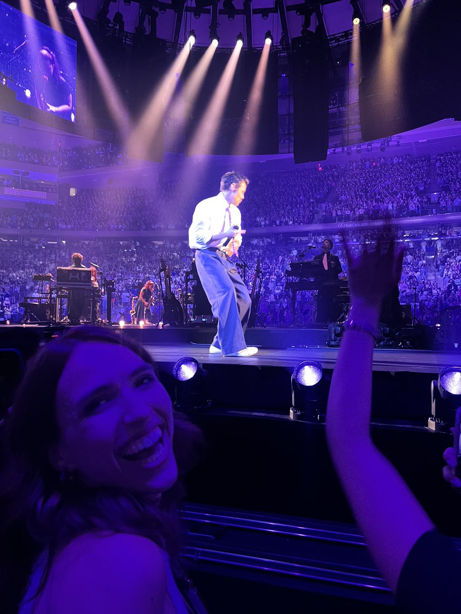 justadorekiwi's tweet photo. @solovelystyles also got this pic w him my fav pic of myself ever lollll https://t.co/mIIQBEpwhX