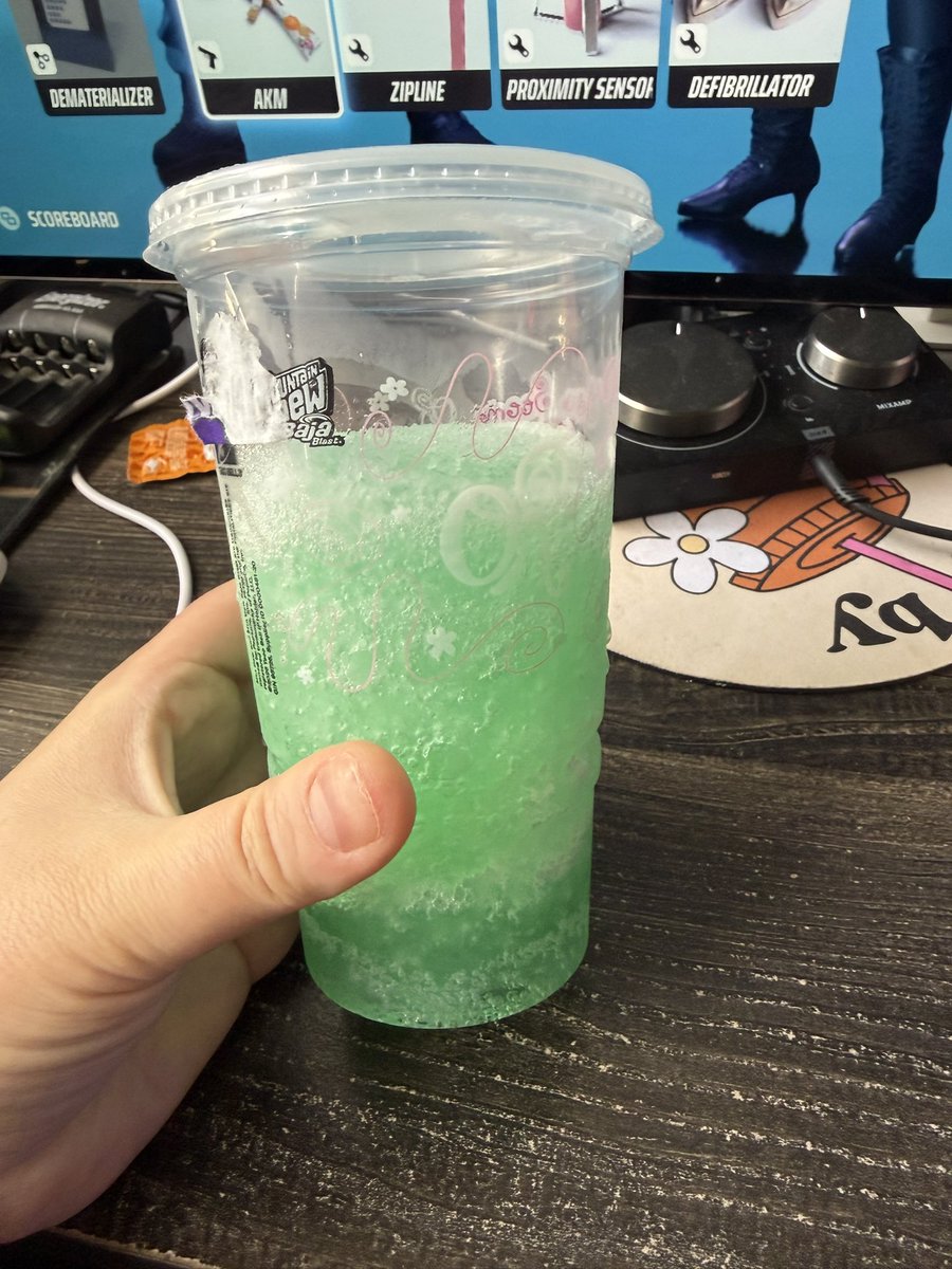 SincerelyyNaomi's tweet photo. The app not only didn’t allow me to order a regular Baja blast for some reason… but then I get a large freeze and it arrives like this.. 2/3 full lol @tacobell :( https://t.co/uL746aS3IH