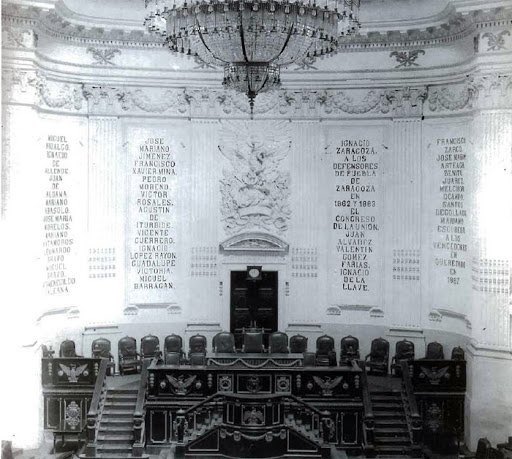 Cuauhtemoc_1521's tweet photo. UN DATO SOBRE LA HISTORIA OFICIAL EN TIEMPOS POSREVOLUCIONARIOS

Por qué no están las letras del Consumador de la Independencia en el Congreso? ¿Te lo has preguntado?

El 7 de octubre de 1921, en el Salón de Sesiones de Donceles, la Cámara de Diputados acordó borrar el nombre de Agustín de Iturbide de las letras de oro.
Lo habían inscrito en 1835. Casi un siglo después, en el centenario de la Consumación de la Independencia y con Álvaro Obregón en la presidencia, la XXIX Legislatura lo retiró. En su lugar se dispuso el de Belisario Domínguez.
La iniciativa, impulsada por Antonio Díaz Soto y Gama y otros diputados revolucionarios, lo llamó “el primer contrarrevolucionario” y “usurpador”. Se aprobó por 126 votos a favor y 11 en contra.

En esas paredes —las mismas de la fotografía— Iturbide estaba junto a Hidalgo, Allende, Morelos, Guerrero y Zaragoza. Esa tarde dejó de formar parte de la lista oficial de héroes que el Congreso quería honrar.
La Independencia se consumó el 27 de septiembre de 1821 con el Ejército Trigarante. Cien años después, el Congreso decidió quién merecía quedarse en el muro… y quién no.
