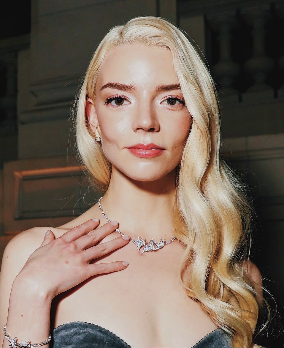 starkcanarie's tweet photo. she looks like if the moon made a wish to be human https://t.co/B1IucrLRmH